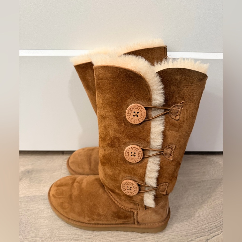 UGG Tan Suede Boots with Shearling - Picture 2 of 6